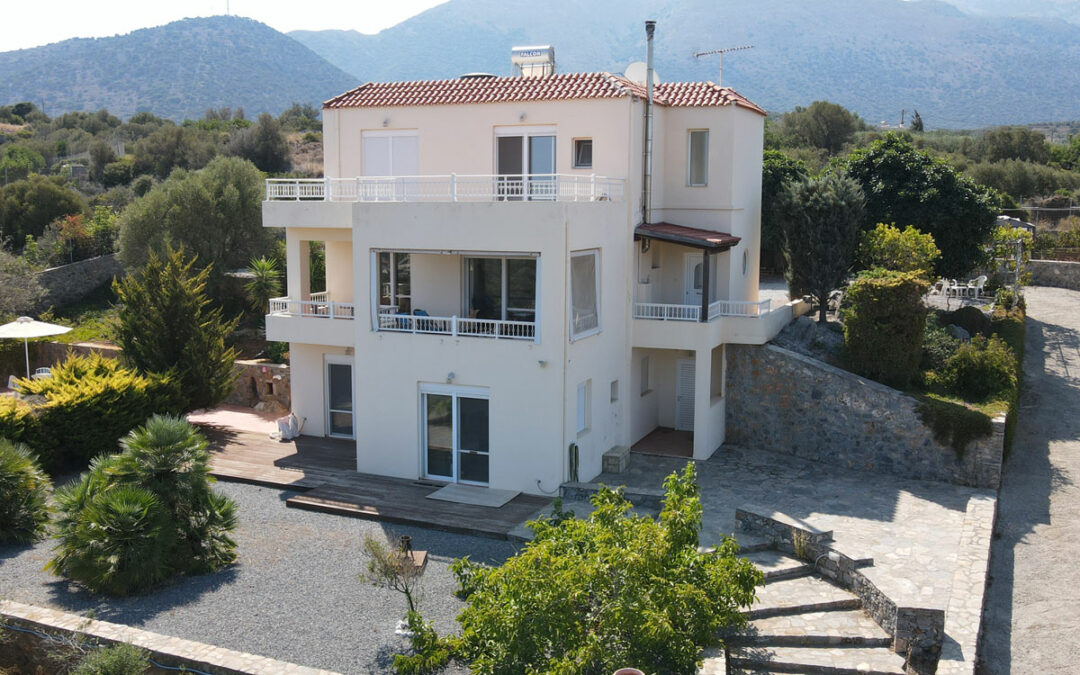 Spacious villa with swimming pool, landscaped gardens and two guest apartments