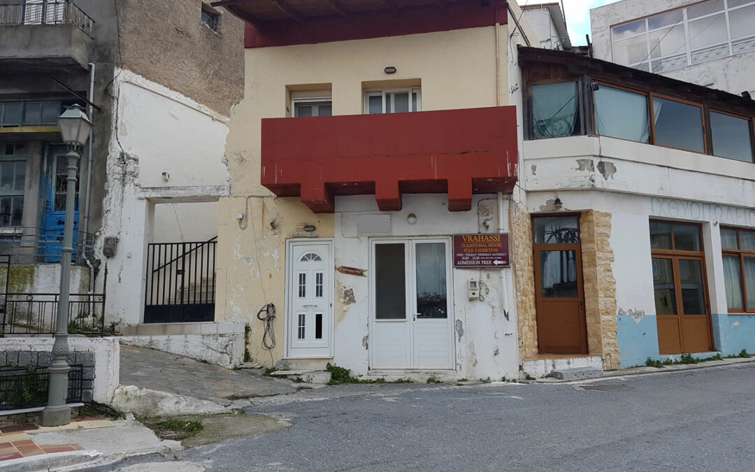 House and separate room (shop) in Vrahassi!