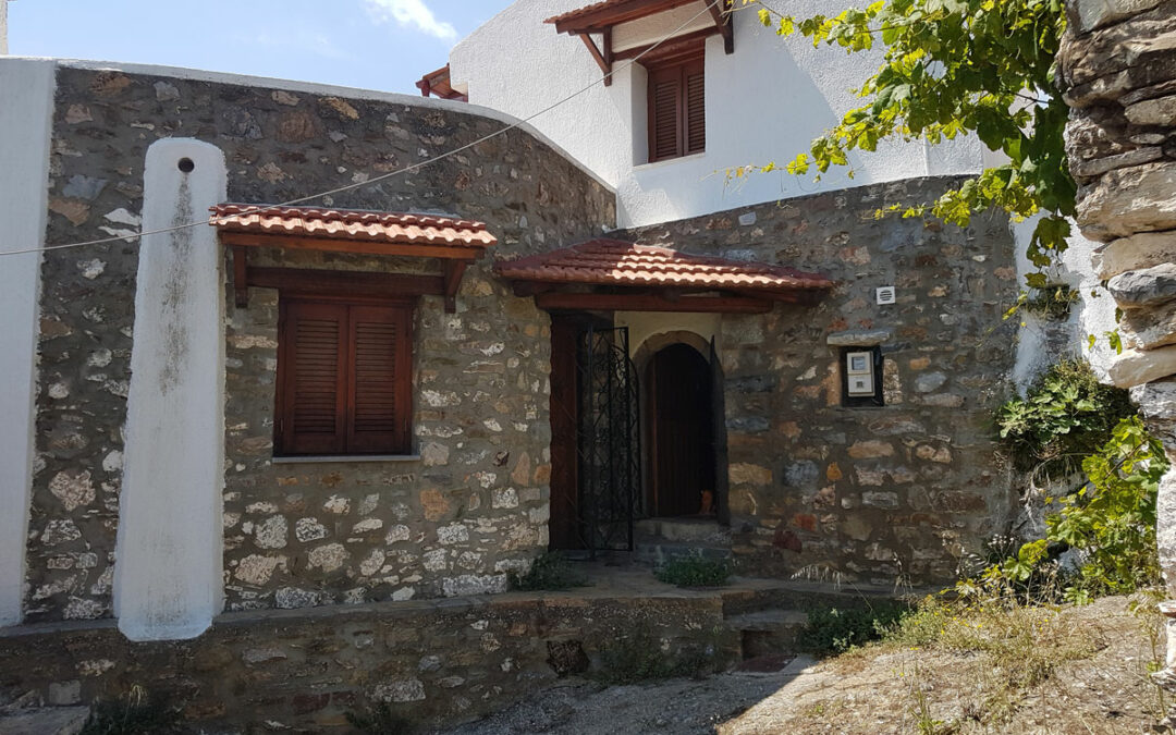 Renovated stone built house with roof terrace in Houmeriako