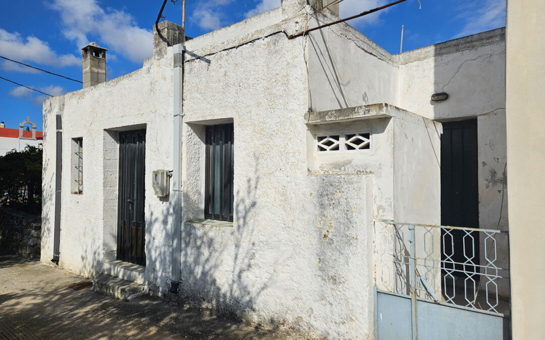 Little house to renovate with a building plot opposite