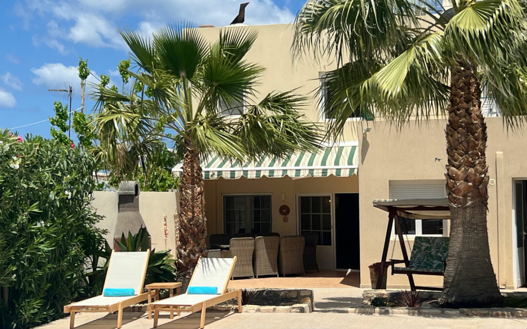 A superb villa with 4 bedrooms, swimming pool and separate guesthouse