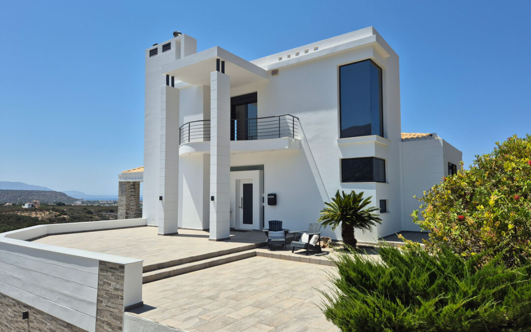 Superb villa with swimming pool and landscaped garden