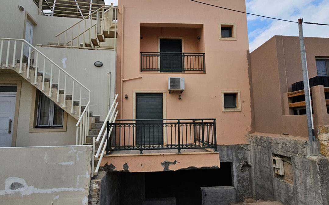 Maisonette in the centre of the village with a large roof terrace with stunning views of Hersonissos and the sea