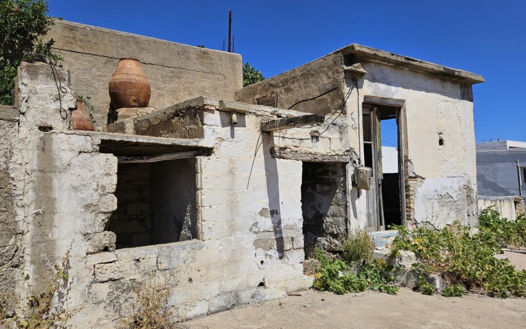 Old house with sea view for renovation